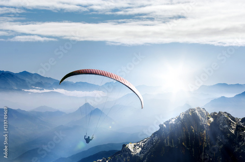 Fotomural Paragliding im Hochgebirge bei Sonnenaufgang