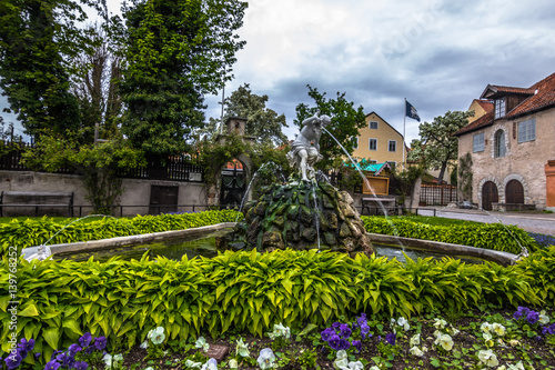 Fotografía Visby, Gotland - May 15, 2015: Fountain in the old town of Visby in Gotland, Swe