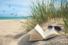 Lesen Am Strand Im Urlaub