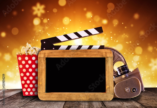 akcesoria-do-produkcji-filmow-i-popcorn-na-podswietlonym-tle