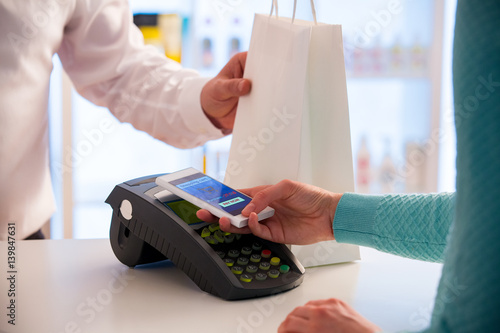 Cuadros en Lienzo Wireless payment using smartphone and NFC technology
