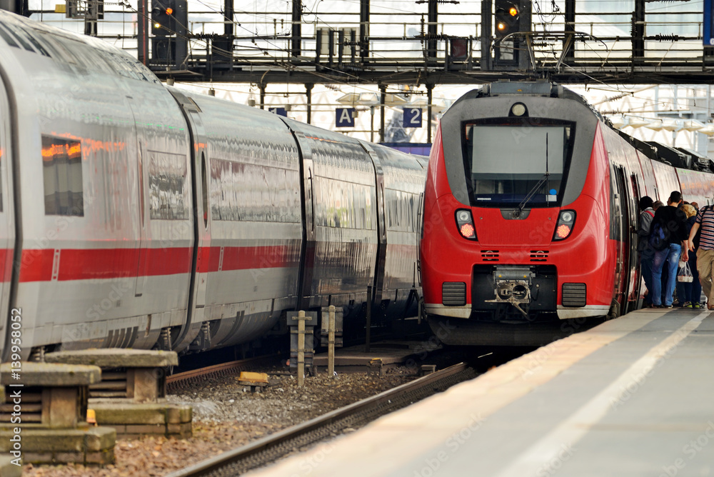Berlin Zoologischer Garten Railway Station 139958052 Naklejka