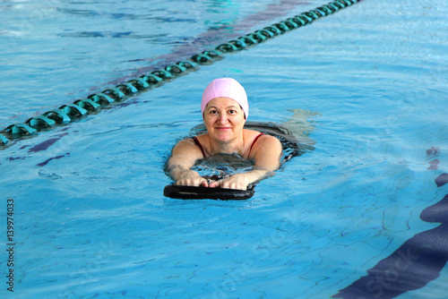 Plakat Kobieta w średnim wieku w basenie