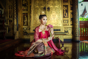 Women dressed in traditional Thai dress. According to her concept in the literature of ancient Thailand.