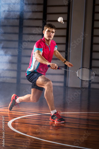 Fototapety Badminton  badmintonista-uderza-lotke-na-silowni
