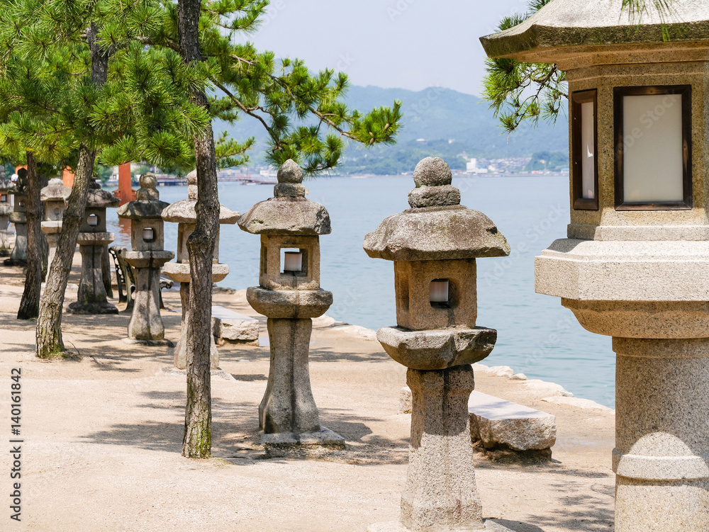 広島県 廿日市市 宮島 厳島神社 灯篭 の Stock フォト | Adobe Stock