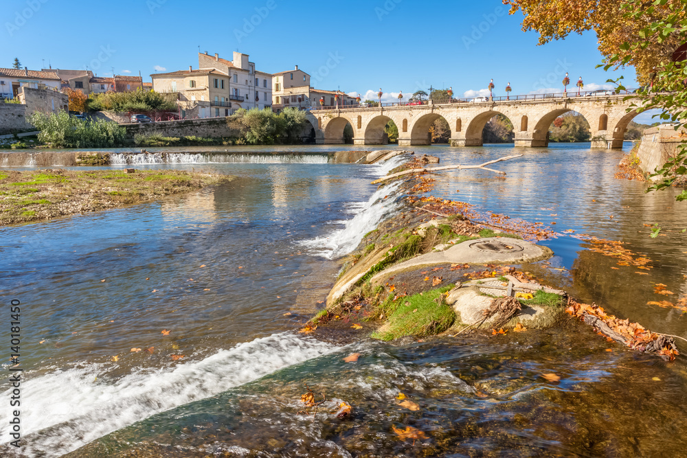 pont romain de Sommières sur le Vidourle, Gard, France  - obrazy, fototapety, plakaty 