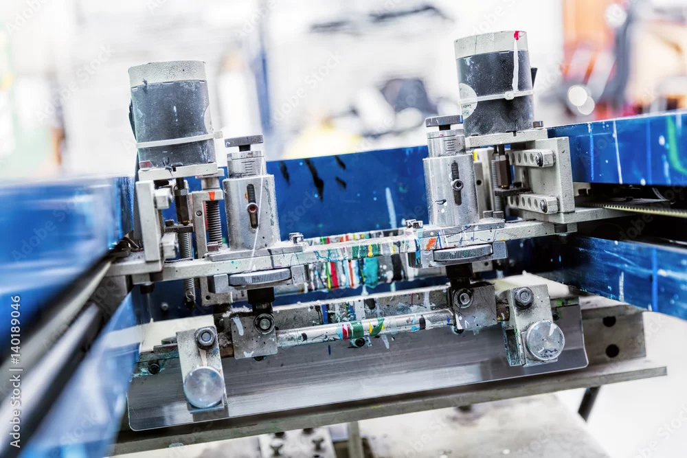 Bedruckte Blechteile mit Logos und Beschriftungen