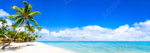 Fotovorhang - Strand Panorama mit türkisblauem Meer (von eyetronic)