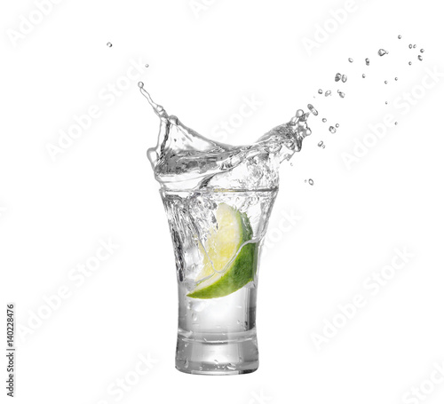 Fotomural shot of vodka or tequila with lime slice
