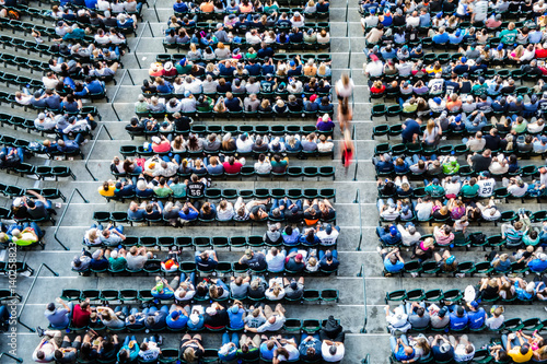 Zdjęcie XXL Ludzie siedzą w trybunach na stadionie z góry