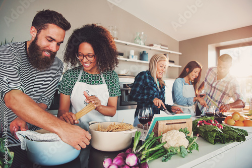Photographie Five friends cooking