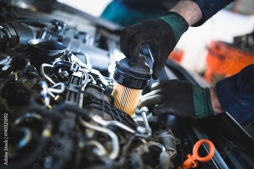 Fotografía Close up hands of unrecognizable mechanic doing car service and maintenance
