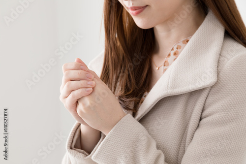 コートを着た女性 手を温める Stock Photo Adobe Stock コートを着た女性 手を温める Stock Photo Adobe Stock