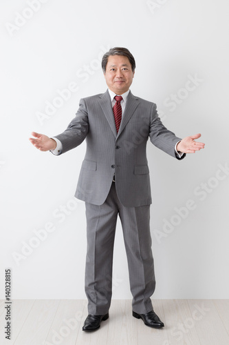 手を広げるビジネスマン ウェルカム ようこそ 中年男性 Buy This Stock Photo And Explore Similar Images At Adobe Stock Adobe Stock 手を広げるビジネスマン ウェルカム ようこそ 中年男性 Buy This Stock Photo And Explore Similar Images At Adobe Stock Adobe Stock