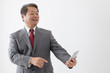 © aijiro - 携帯電話を離して見るビジネスマン、中年男性、老眼