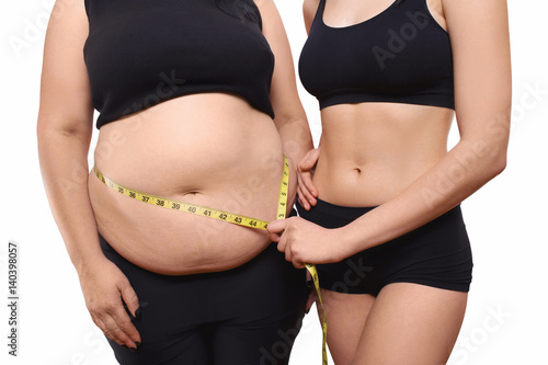 Zdjęcie XXL Trener mierzy kobietę z nadwagą