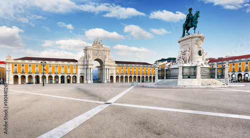 Plakat Lizbona - łuk Rua Augusta jest triumfalny na placu Commerce w Portugalii