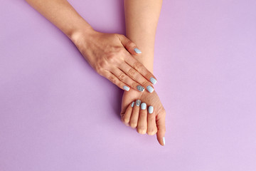 Fotomurales - Beautiful women's manicure with blue polish on the nails.