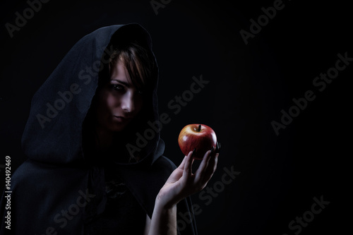 Fotografía Portrait d'une sorcière tenant dans sa main une pomme