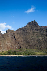 Sticker - Blick vom Meer aus auf die berühmte Na Pali Coast an der Nordostküste von Kauai, Hawaii, USA.