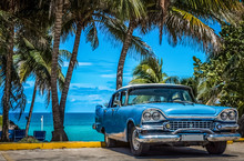 Blauer Amerikanischer Oldtimer Parkt Am Strand Unter Palmen In Varadero Kuba - Serie Kuba Reportage