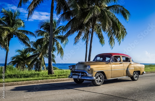Plakaty Kuba   hdr-zloto-brazowy-klasyczny-samochod-jezdzi-po-slynnej-promenadzie-malecon-w-hawanie-na-kubie-serie