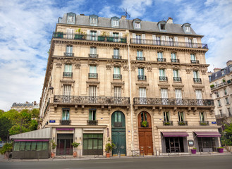 Canvas Print - Facade of Parisian building