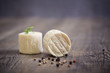 © guy - fromage de chèvre sur planche en bois