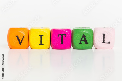 Fotografía Vital Buchstabenwürfel vor weißen Hintergrund