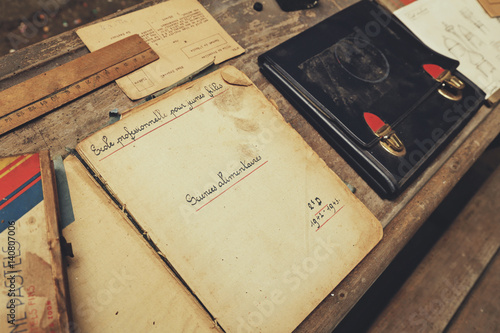 Fotografía banc d'écolier, cahiers, livres et cartable 1940