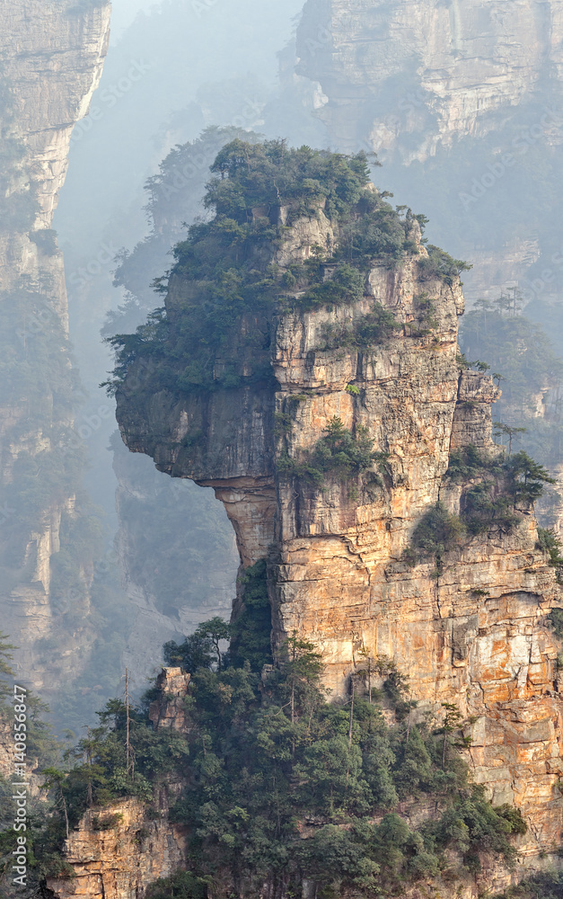 Foto de Stock Alone rock column mountain (Avatar rocks). Zhangjiajie ...