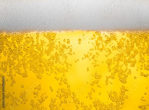 Zdjęcie XXL tło piwo i bąbelki z kroplami kondensatu na zewnętrznej stronie szkła