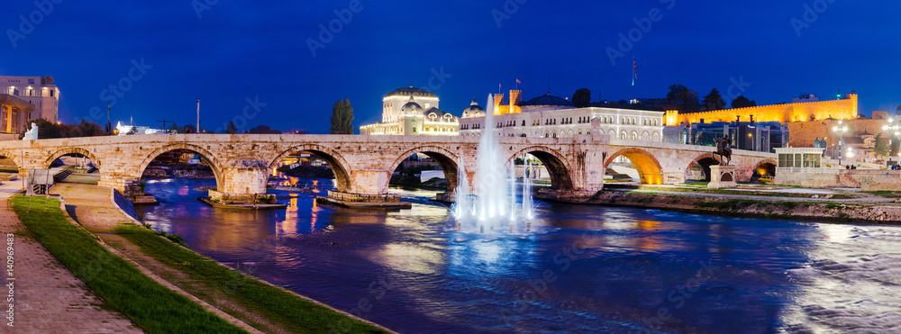 Obraz na płótnie Panoramic view on Stone bridge from Oko bridge in Skopje in the evening w salonie