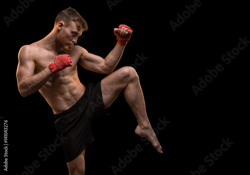 Plakaty Kickboxing  muskularny-mlody-mezczyzna-z-podniesiona-noga