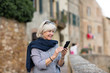 © ReeldealHD images - Senior woman on vacation using a smartphone