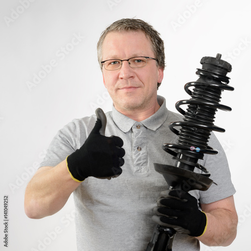 Auto Mechaniker Mit Stossdampfer In Der Hand Federbein Feder Kaufen Sie Dieses Foto Und Finden Sie Ahnliche Bilder Auf Adobe Stock Adobe Stock