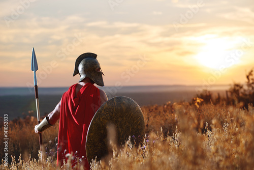 Fotografía Incognito warrior in iron helmet and red cloak.