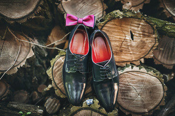  Men's lacquered shoes on a wooden background. Groom's accessories