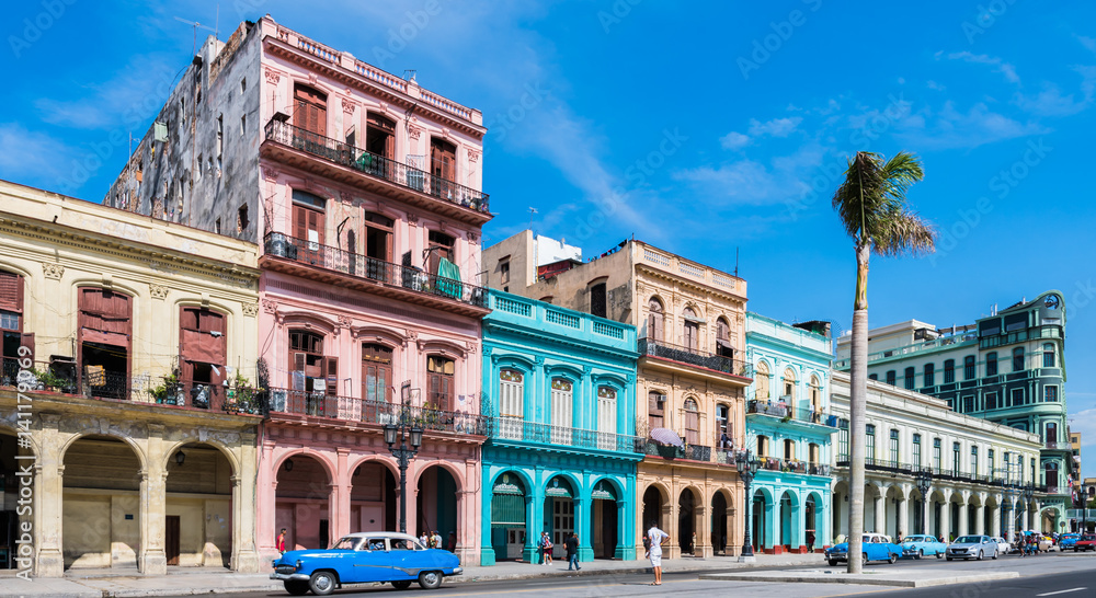 Die Hauptstraße in Havanna „Calle Paseo de Marti“ mit alten restaurierten Häuserfronten und Oldtimer auf der Straße - obrazy, fototapety, plakaty 