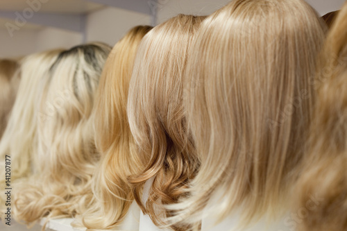 Fotomural Row of Mannequin Heads with Wigs