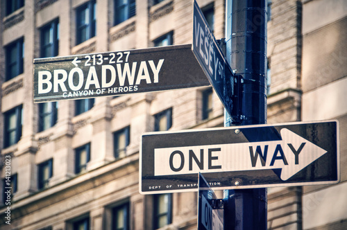 broadway-napisany-na-drogowskazie-w-nowym-jorku