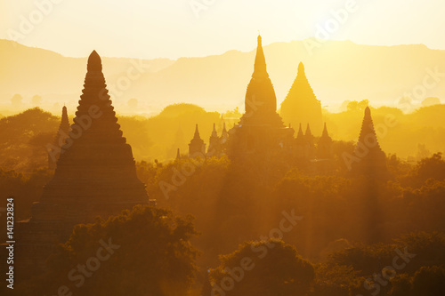 Cuadros en Lienzo Bagan temple during golden hour