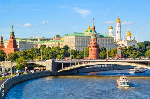 Moscow Kremlin with Moscow river, Russia © disq