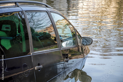 Zdjęcie XXL Samochód zanurzony w wodzie powodziowej.