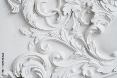 Fotografia Luxury white wall design bas-relief with stucco mouldings roccoco element