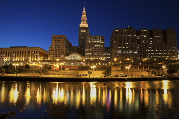 Fototapete - Cleveland skyline at night