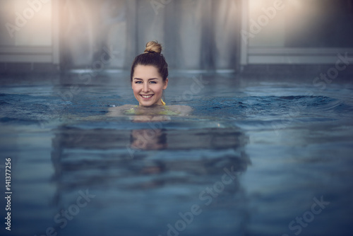 Plakat Młoda kobieta w pływackim basenie