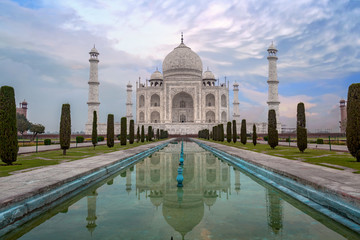 Fototapete - Taj Mahal - white marble mausoleum built on the banks of the Yamuna river by Mughal king Shahjahan bears the heritage of Indian Mughal architecture.