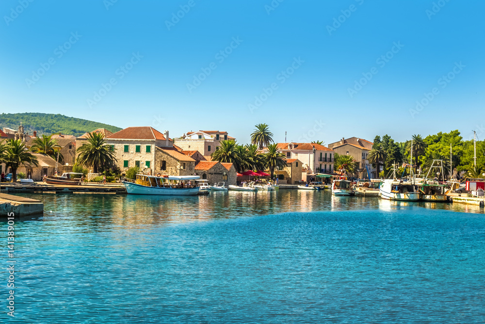 Chorwacja - wyspa Hvar. Port w miasteczku Sucuraj na wyspie Hvar. - obrazy, fototapety, plakaty 